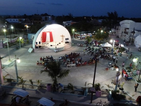 Kirchen Messe auf dem Dorfplatz