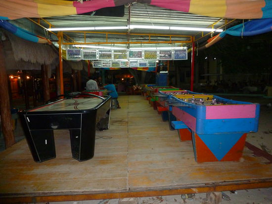 Flipperkästen, Tischfussball etc. wird hier jeden Abend auf dem Dorfplatz gespielt