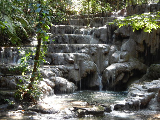 Das ist der Bach der durch die Tempelanlage fliesst und durch die Jahre schöne Pools gebildet hat, leider darf man hier nicht baden.