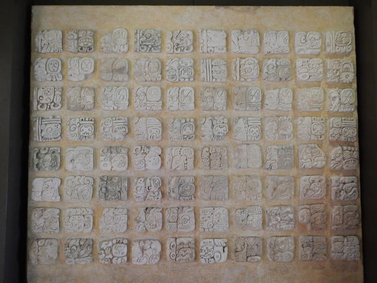 Eine Tafel mit Mayainschriften