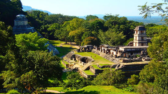 Links der Tempel der Inschriften und daneben der Palast