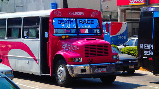 Das sind die bunten Discobuse von Acapulco,  hauptsache laut Sound