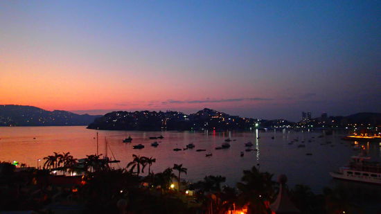 Der Sonnenuntergang taucht die Stadt in eine schöne Stimmung