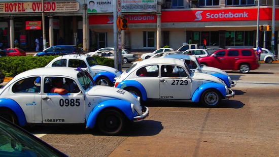 Lustige Einheitstaxis gibe es hier und bunte Buse mit lautem Soundsystem