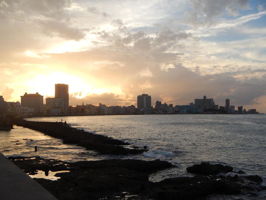 Der beruemte Malecón wo alle Habanesen am Abend abgammeln