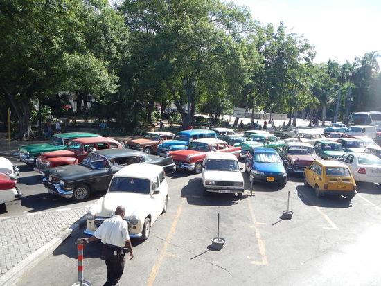 Hier gibt es schon Autos, die sind aber alle etwas aelter