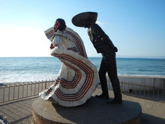 Einige der Bronzestatuen am Malecon