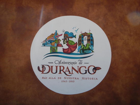 Zum 450.Geburtstag der Stadt wurden überall solche Tafeln erstallt und darauf sind die Bewohner sehr stolz.