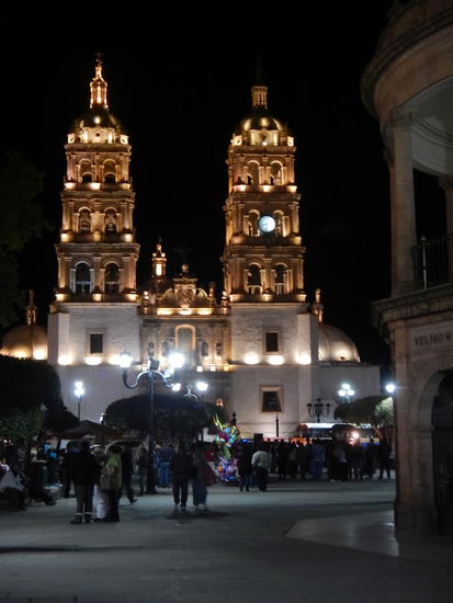 Die wunderschöne über 400 Jahre alte Basilica de Durango im Barockstil im Zentrum der Stadt mit dem Plaza de Armas wo sich die Leute am Abend treffen.