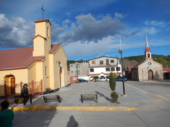 Die Kirchen um den Dorfplatz wo sich die Tarahumaras treffen um ihre Sachen zu verkaufen und zu flechten.