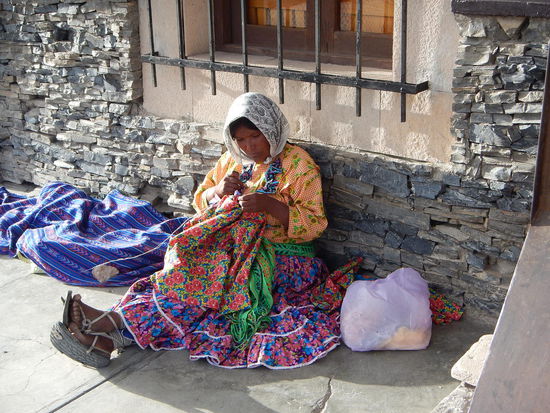 Eine Tarahumarafrau in ihrer traditionellen Kleidung.