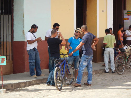 So sieht das Leben auf der Strasse aus man hat immer Zeit fuer einen kleinen Schwatz