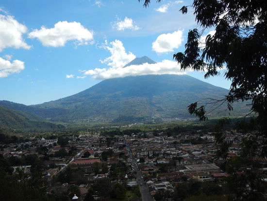 Die Sicht über Antigua und auf den Vulkan de Agua mit 3670m
