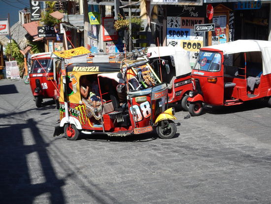 So sehen hier die Tucktucks aus, bunt und laut, aber Gott ist immer mit dabei