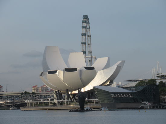 Marina Bay mit dem Art Since Museum