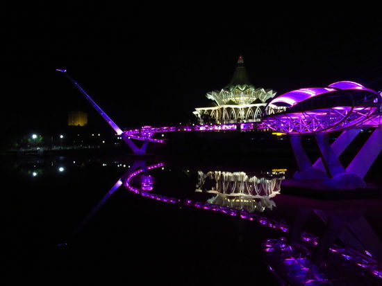 Die Fussgängerbrücke und der BUN Komplex am Abend