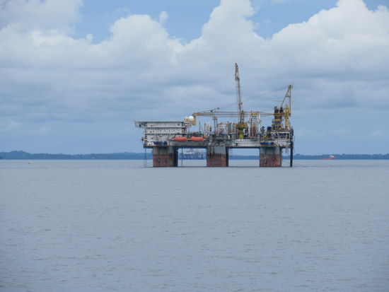 Eine der vielen Ölplatformen im Meer