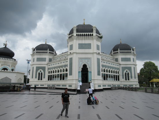 Die Große Moschee wurde 1906 im Marokkanischen Stil vom niederländischen Architekten Dingemans errichtet.