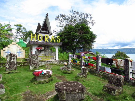 Ein Friedhof der Bataks, dient auch zum Wäsche trocknen