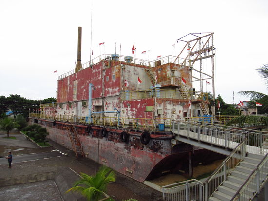 Das war ein schwimmendes elektrisches Generatorschiff und wurde während des Tsunamis 5 km landeinwärts befördert.