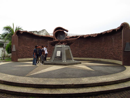 Das symbolisiert die Welle des Tsunami