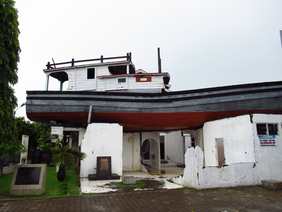 Fischerboot auf einem Bewohnerhaus. Berichten zufolge wurden 59 Menschen gerettet, als sie dieses kleine Boot bestiegen und sich in Sicherheit bringen konnten.