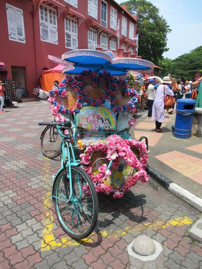 Mit so einem Gefährt lassen sich alle rumkutschieren, es blinkt überall und die Musik ist ohrenbetäubend, es ist lustig den Leuten zuzuschauen.