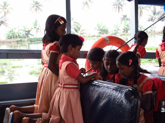 Die vielen schulkinder die wir auf dem Weg abholten.