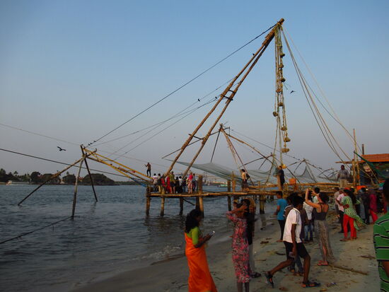 Eines der vielen chinesischen Fischernetze die nur noch für die Touristen betätigt werden.