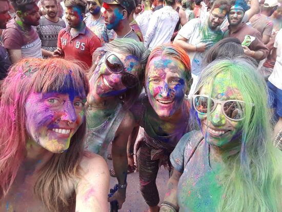 Holifest in Rishikesh, auch Frühlingsfest oder Fest der Farben genannt.