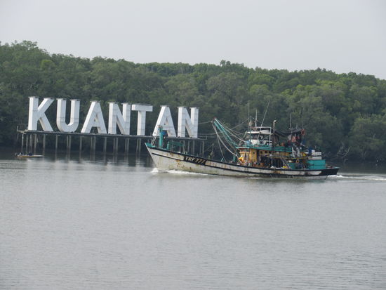 Ein Fischerboot am Fluss von Kuantan