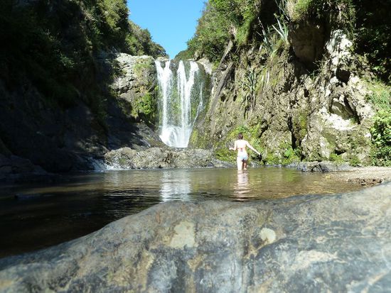 Piroa Falls: Katey wagte sich als Erste ins Wasser