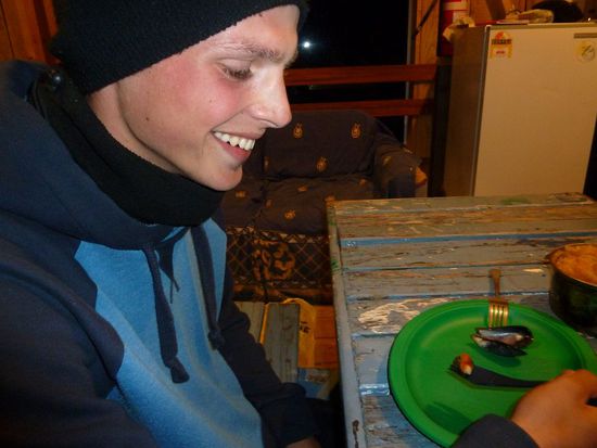 Lex beim Verzehr seiner ersten Muschel...