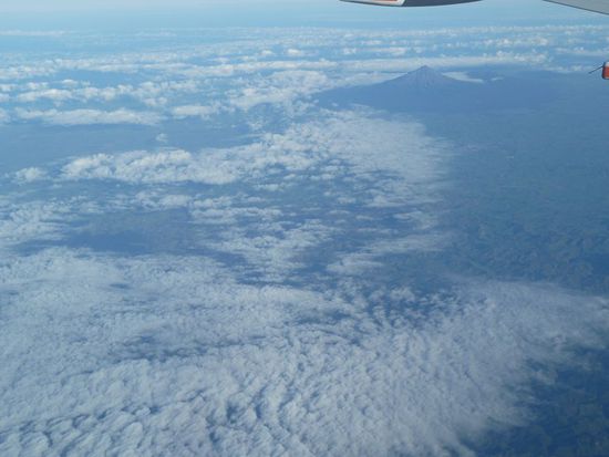 Flug von Wellington nach Auckland. Rechts hinten ist der Mt. Taranki zu erkennen.