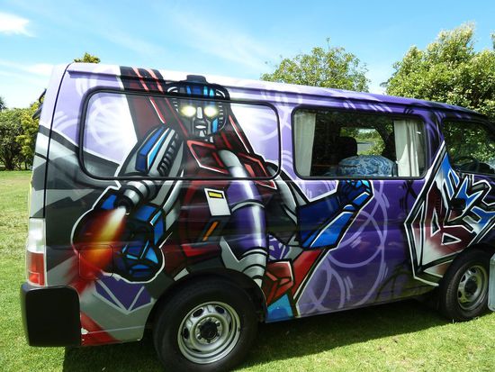 Am Parkplatz haben wir den Transformers Bus gesehen (fuer Rauli und Lisa)