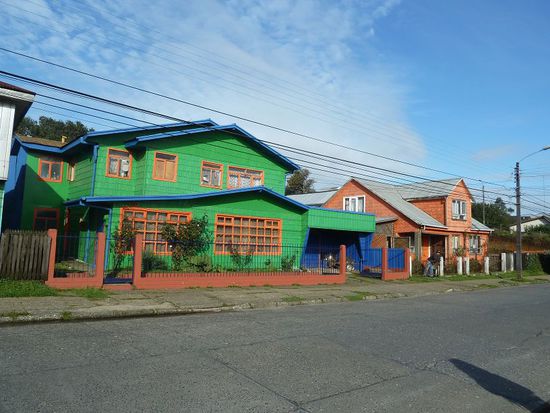 Knallige Farben und mit Holz geschindelt. Wer tut sich bloss die Arbeit an?