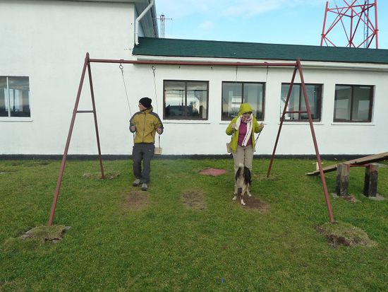 Marina und Lex schaukeln unterm Leuchtturm.