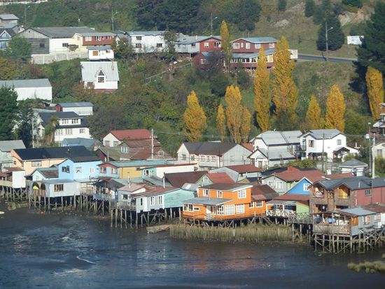 Die beruehmten Palafitos. Leider bei Ebbe.