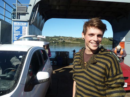 Lex auf der Faehre. Vorm Ablegen sieht man hinten schon das andere Ufer.