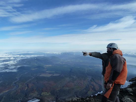 Hier sieht man extrem gut die Lavafluesse vom letzten Ausbruch.