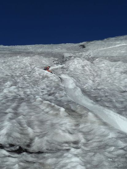Katey rutscht den Gletscher runter.