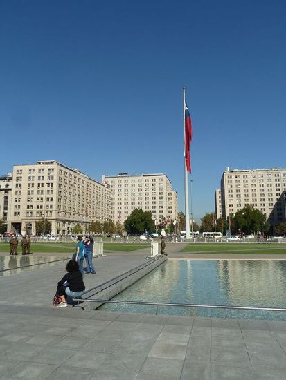 Diese Chile Fahne hat ungefaehr die Masse 20x10 METER.