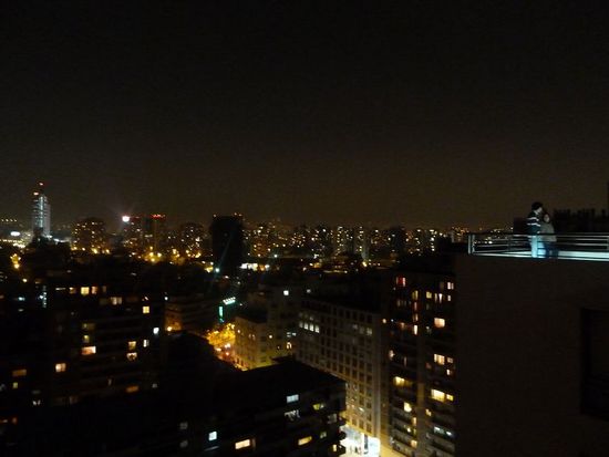 Santiago bei Nacht, rechts im Bild Claudio und Camila