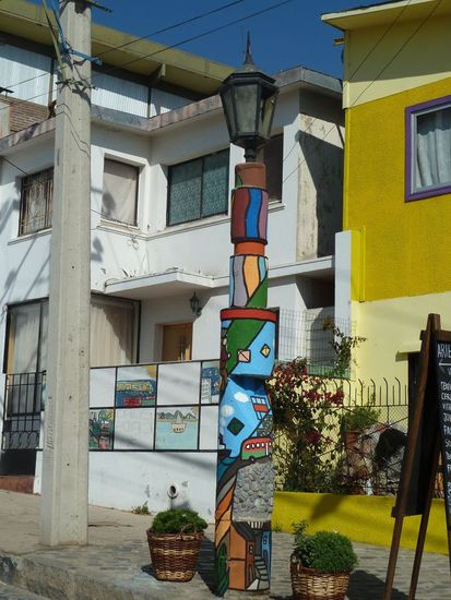 Sogar die Strassenlaternen verstrahlen einen Hauch Kunst.