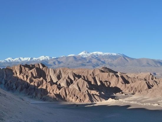 unglaublich. Blauester Himmel, Hitze und im Hintergrund die Berge der Anden, die teilweise ueber 6000m hoch sind.