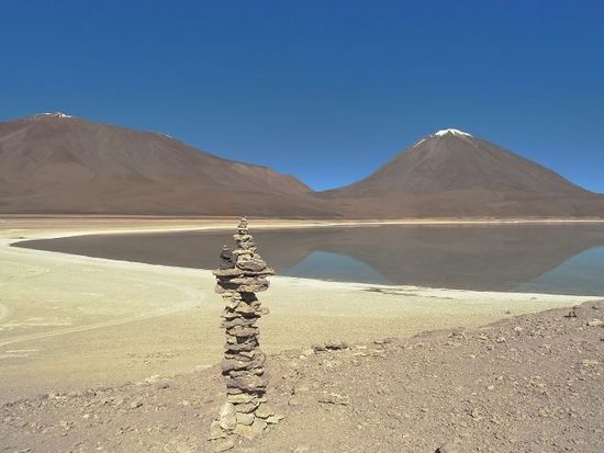Laguna Verde. Die Steinhaufen sind uebrigens zum huldigen der Gottheit, Mutter Erde...