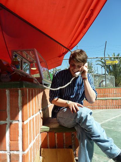 Telefonieren kann man bei den Staenden auf der Stasse