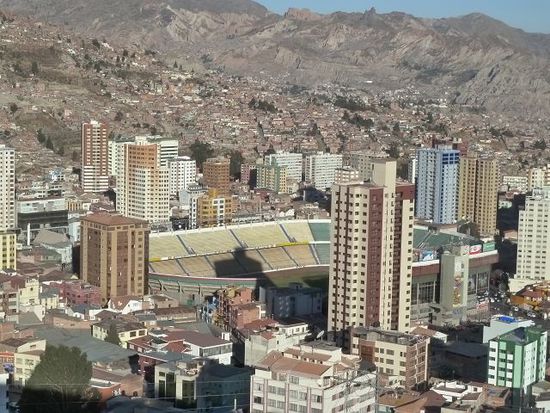 Das hoechste Fussballstadion der Welt. Zuhause hat Bolivien nur ganz selten verloren, weil die Luft fuer die anderen einfach zu duenn ist