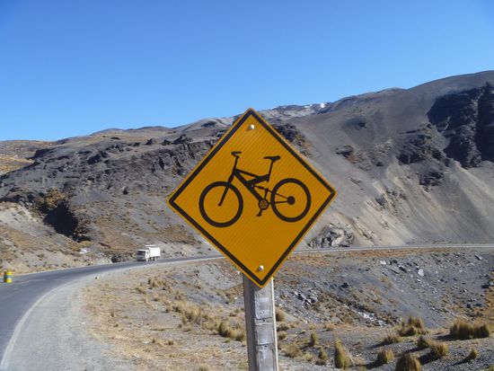 Auf der Strasse haben wir LKW's und Busse ueberholt