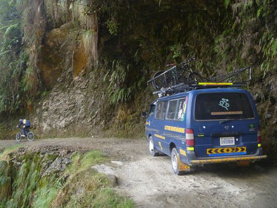 Und hier sollen tatsaechlich zwei LKW's nebeneinander Platz haben!?!?!?